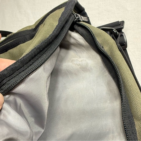 Timbuk2 Forest Green and Black Large Messenger Bag - Picture 6 of 15